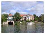 Fine riverside house at Shillingford